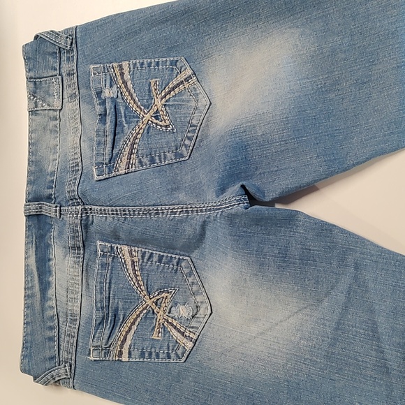 Women's capri jeans by 'Amethyst Jeans'. Size 11 - Picture 4 of 8
